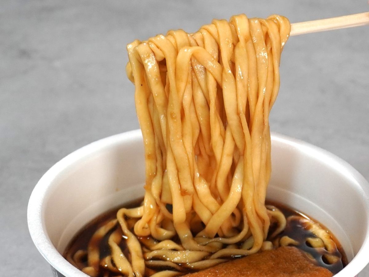 このカップ麺、激うま」見た目は最恐、味は最高!? 日清“ブラック”3種