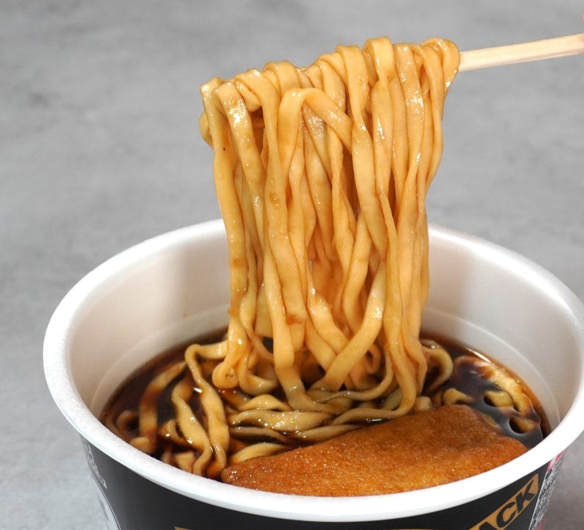 日清のBLACKどん兵衛 黒きつねうどん 粗挽き黒胡椒と濃厚黒醤油スープ