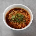 唐辛子の強めの辛みが最初にやってきて、後から醤油の甘じょっぱい旨みが感じられ、商品名の通り旨辛な味わいが口の中に広がります。後味は醤油のコクメインで、なんとも言えず後を引く感じ。