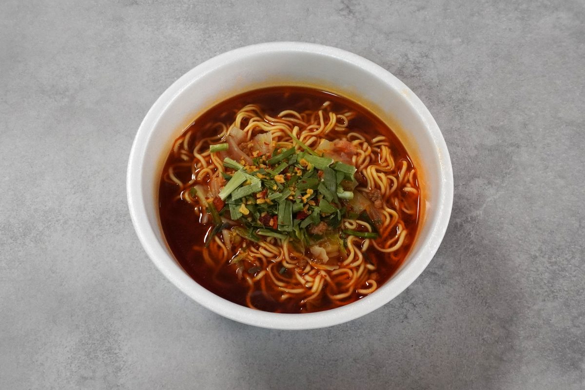 唐辛子の強めの辛みが最初にやってきて、後から醤油の甘じょっぱい旨みが感じられ、商品名の通り旨辛な味わいが口の中に広がります。後味は醤油のコクメインで、なんとも言えず後を引く感じ。