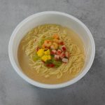 スープは豚骨のまるみのあるコクが味わえるだけでなくガーリックとシーフードによって奥行きのある味わいになっています。麺は手打ち麺のようなコシと甘みがあり、豚骨の風味を引き立て旨みを倍増させます。