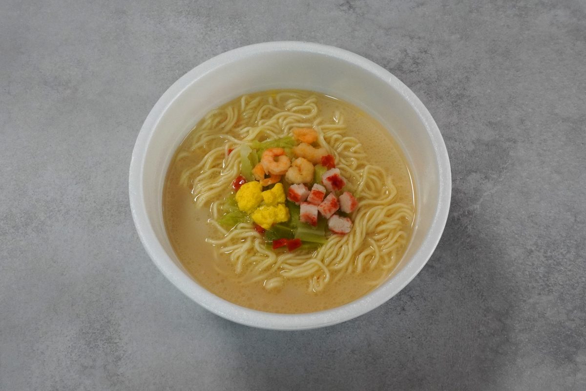 スープは豚骨のまるみのあるコクが味わえるだけでなくガーリックとシーフードによって奥行きのある味わいになっています。麺は手打ち麺のようなコシと甘みがあり、豚骨の風味を引き立て旨みを倍増させます。