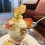 カラメルりんごの皮は、あえて少し残されている。そうすることで、りんご本来の豊かな風味と心地よい食感、酸味が口の中でいっぱいに広がる！