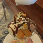 別添えのホットファッジソースを、アイスクリームとホイップクリームにたっぷり回しかければ、ワクワク感倍増！