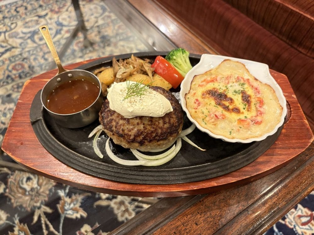 ロイヤルホスト　マスカルポーネの黒&times;黒ハンバーグ&国産紅ずわい蟹のグラタン