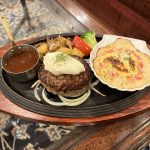 ロイヤルホスト　マスカルポーネの黒×黒ハンバーグ&国産紅ずわい蟹のグラタン