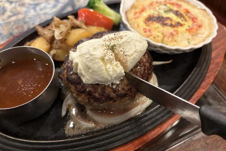 【大人のお子様ランチに感涙】ファミレスでこんなに贅沢!?ロイヤルホスト冬フェアが豪華すぎ!ご褒美洋食2皿&紅玉りんごスイーツを実食レポート