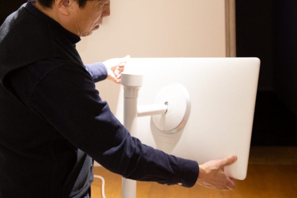 モニターの高さは無段階調整で上下20cmに可動、角度調節も上下に20度可動できるので、使いやすい位置を見つけて使用できます