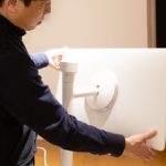 モニターの高さは無段階調整で上下20cmに可動、角度調節も上下に20度可動できるので、使いやすい位置を見つけて使用できます