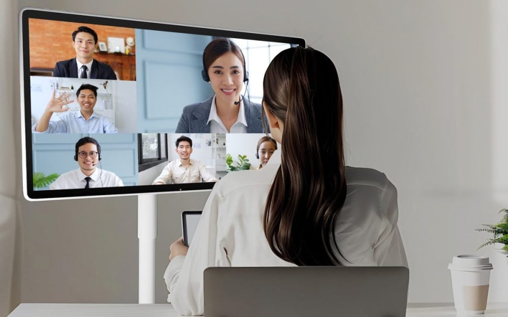 カメラ搭載だからオンライン会議も即対応