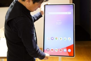 【バカげてるけどマジ欲しい】スマホが巨大化!? “超ドでかサイズ”27インチでも自由に移動できるタブレット「ドでかPad」を体験してみた