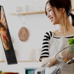 27インチの巨大モニターなのに、キッチンへ持ち込んでレシピチェックしながら調理開始なんて自由な移動を実現