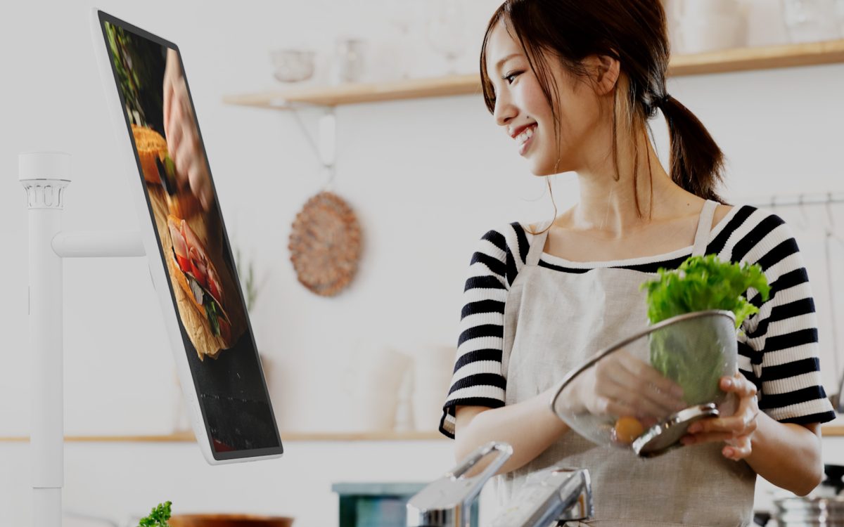27インチの巨大モニターなのに、キッチンへ持ち込んでレシピチェックしながら調理開始なんて自由な移動を実現