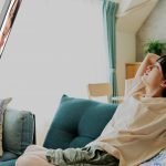 スマホやタブレットと同じように縦横の両画面に対応しているので、シーンによって使い分けができ、モニターを回転させるだけで画面も自動で向きを切り替えます