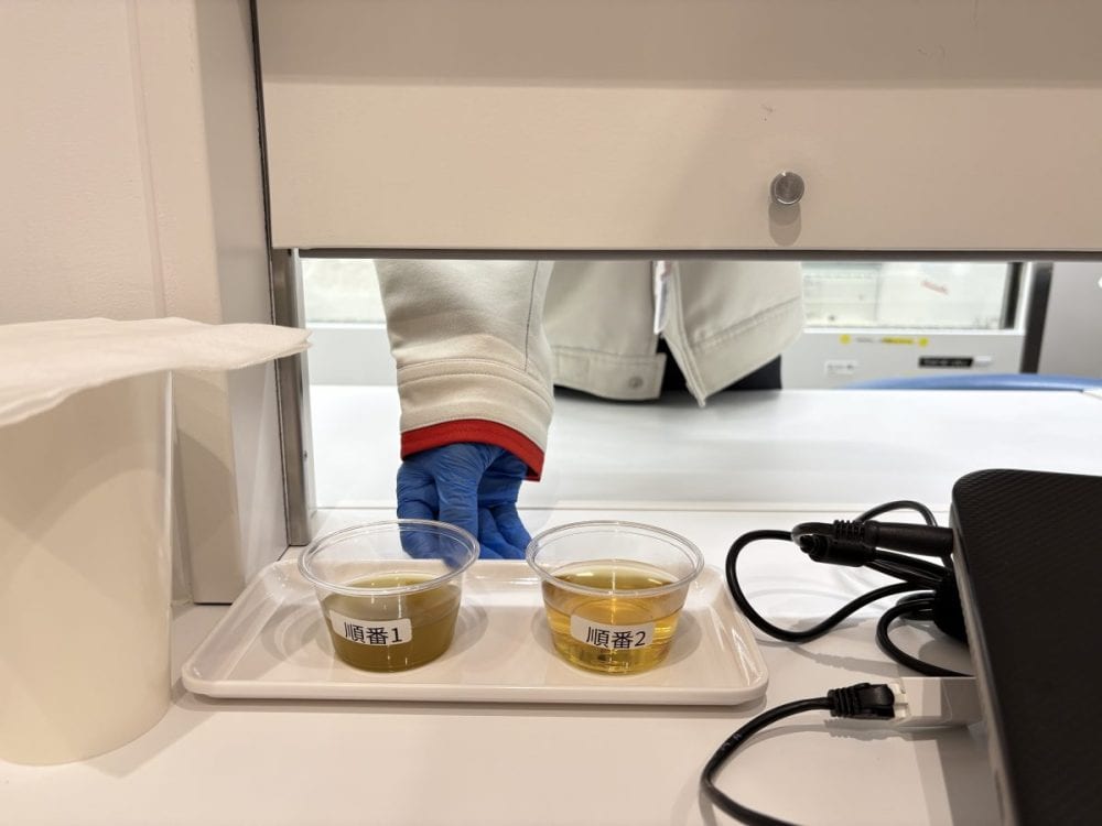 目の前の小窓からサンプルが