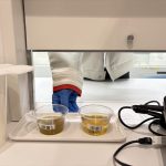 目の前の小窓からサンプルが