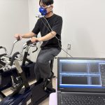 エルゴメーターという運動用の自転車で、こぐ強さを細かく調整できる