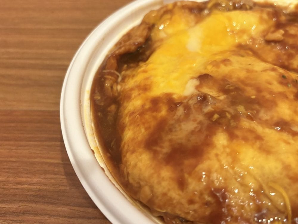 器から溢れんばかりのデミグラスソースもそそられるポイント