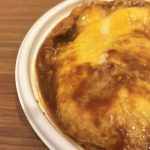 器から溢れんばかりのデミグラスソースもそそられるポイント