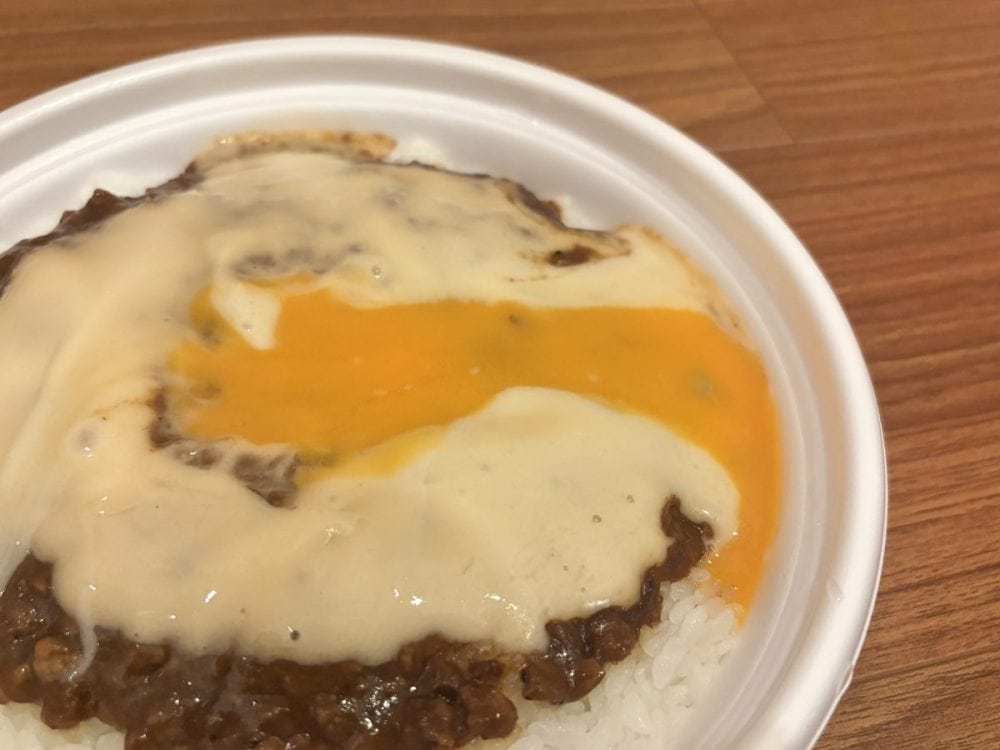 パッと目を引くのが、雪崩れるような黄身ソース＆チーズソース