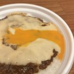 パッと目を引くのが、雪崩れるような黄身ソース＆チーズソース