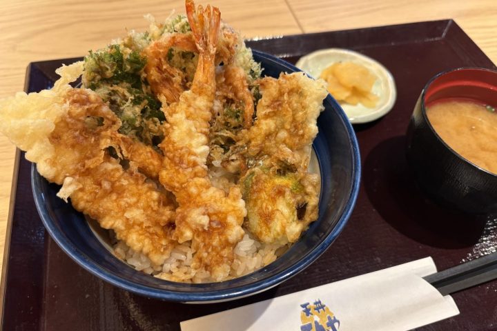 【1090円】てんやの「早春海老天丼」は海老が旨いのは当然!旬の「芽キャベツ」も主役級にヤバい…進化した“麺つゆ”と合わせて実食レポ