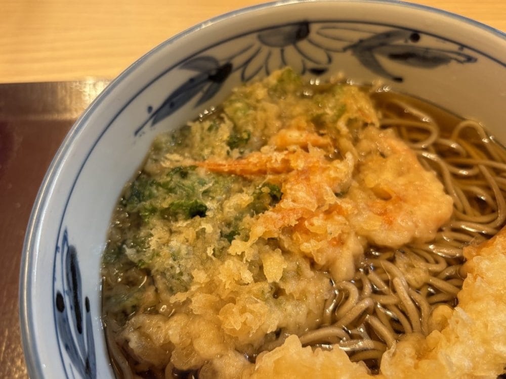 天丼同様、メインは「姫甘えびとわさび菜のかき揚げ」
