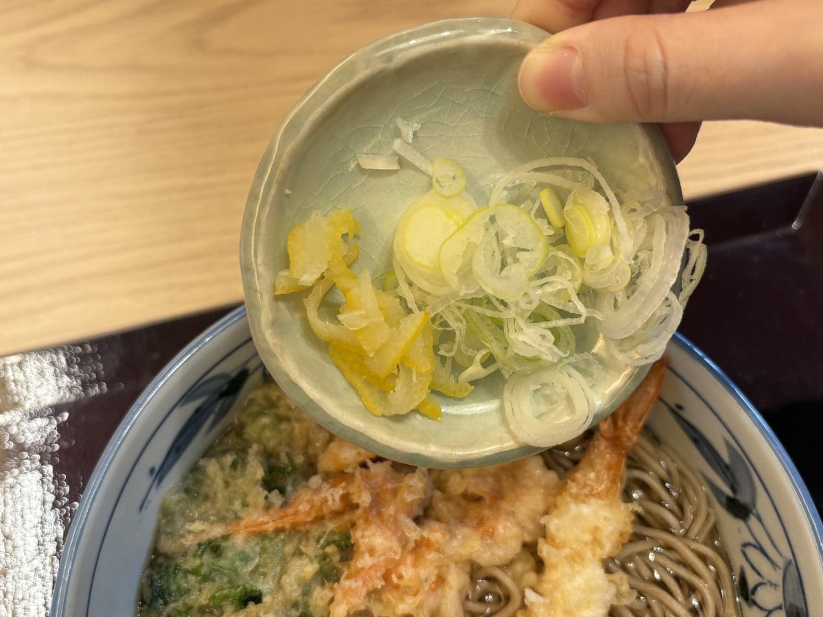 別添えの長ねぎ・ゆずを加えると、一層品のある爽やかな味わいに