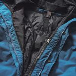 一度ライナーダウンを裏表にしてから、アウターの内側に用意されたファスナーで着脱させる仕組み