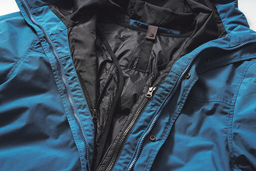 一度ライナーダウンを裏表にしてから、アウターの内側に用意されたファスナーで着脱させる仕組み