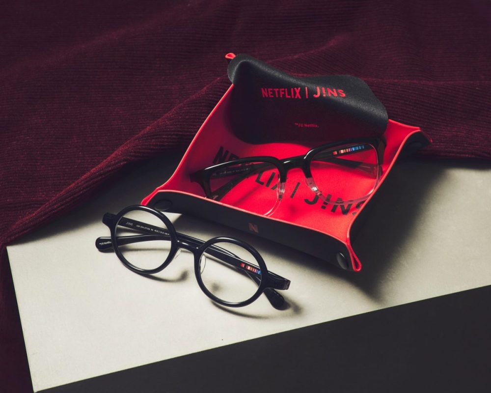 トレーになるオリジナルメガネケースとメガネ拭きを付属