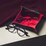 トレーになるオリジナルメガネケースとメガネ拭きを付属