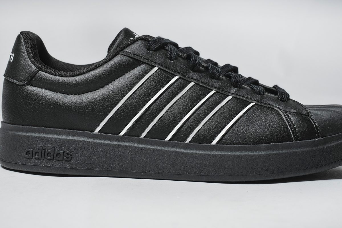 アイコニックなスリーストライプス