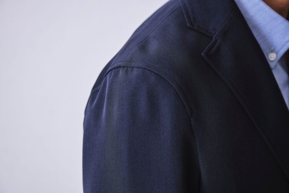 すっきりしたデザインの2Bジャケットは、背抜き仕様で軽やかな着心地
