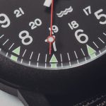 赤い秒針がアクセント