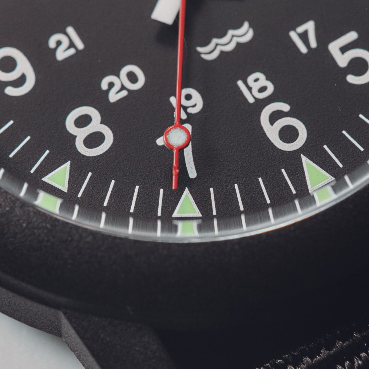 赤い秒針がアクセント