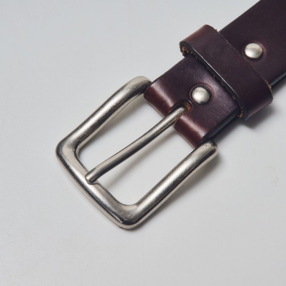 シーンを選ばないピン式バックル