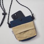 散歩中のスマホ入れにも