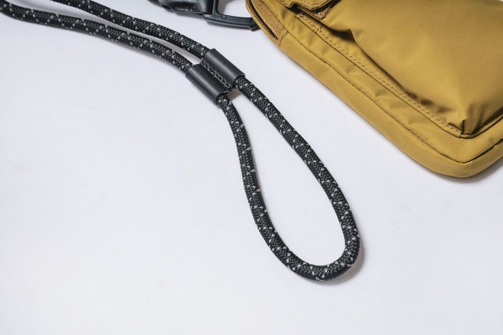 ストラップにはパラコードを使用