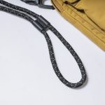 ストラップにはパラコードを使用