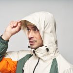 モノマックスのアウトドアジャケットを着た男性の画像.