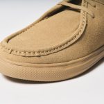 ローファー型のスニーカーがトレンドですが、おそらくその半歩先を行くモカシン型がユニーク