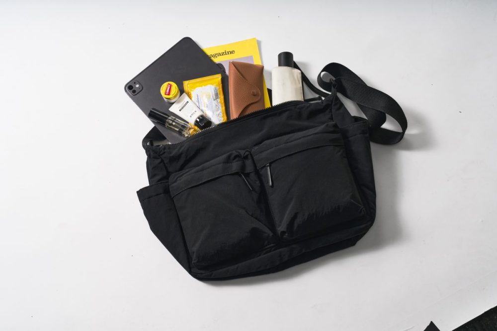 ユニクロ　マルチポケットショルダーバッグ