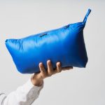 左ポケットに本体を収納できる