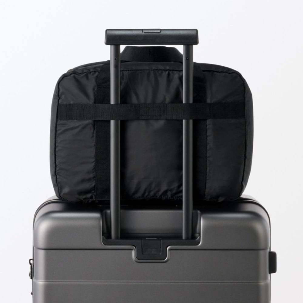 背面にベルトが付いているので、キャリーケースにセットアップ可能