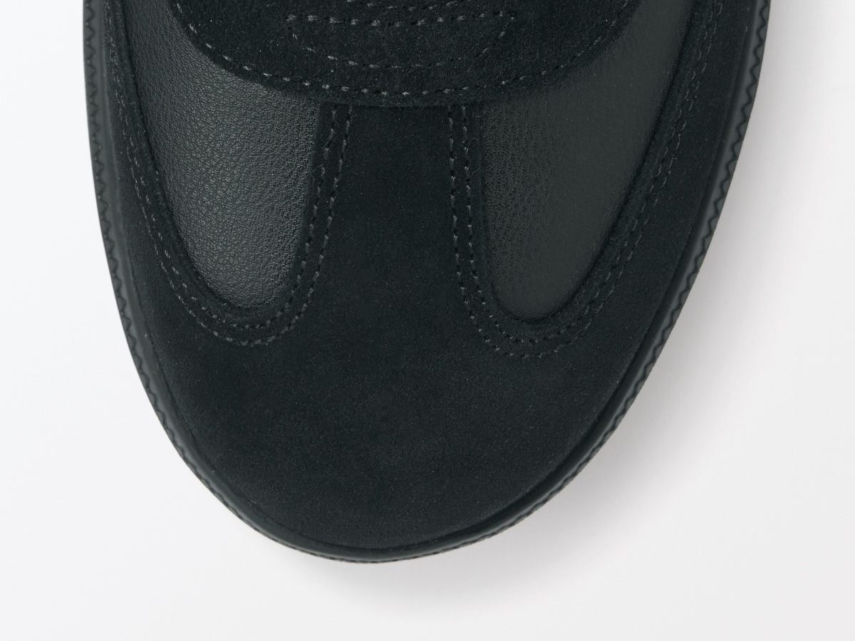 異なる素材を同系色で組み合わせ、高級シューズのように見せる工夫も！