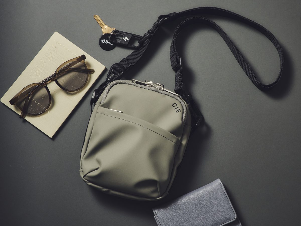 財布とスマホに加えて、文庫本やサングラスなども持ち歩きたい人に最適