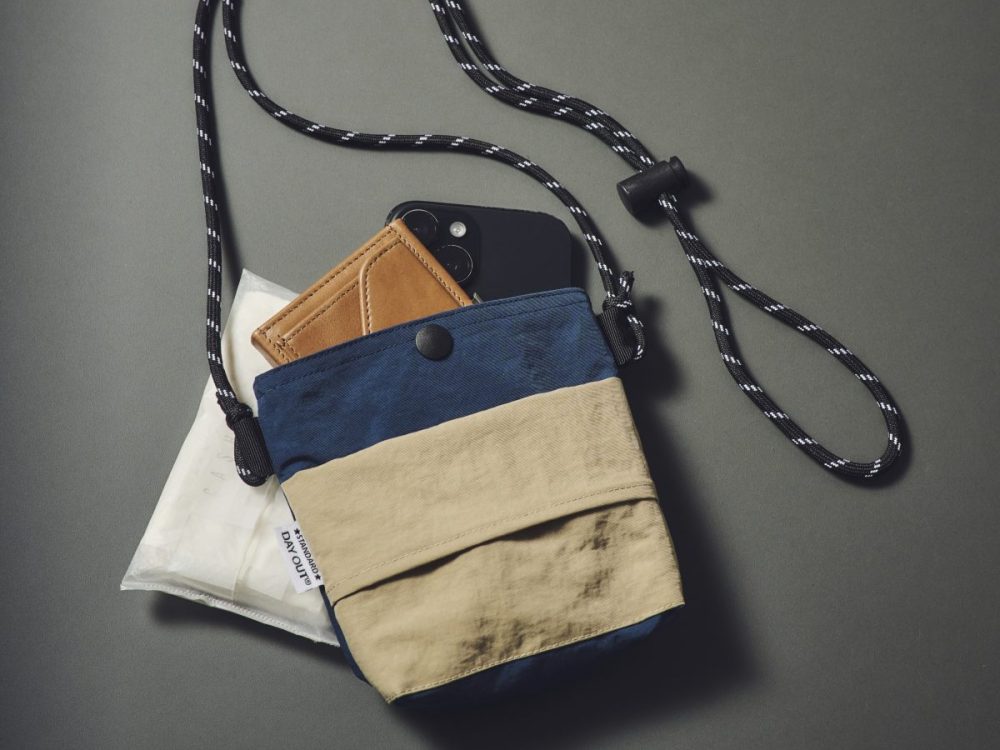 スマホとカードケースに加えて、ティッシュも絶対必要という人にぴったり