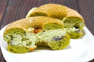 【ミスドがどらやき!?】新食感“ふわむち”に感動！祇園辻利コラボ「ドら抹茶」と限定ポン・デ・リングをマニアがガチ食べ比べ