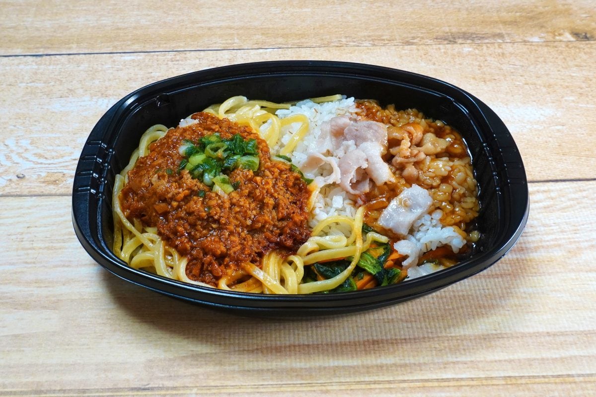 「ガッツリ飯×ガッツリ飯 台湾まぜそば&甘辛豚バラ丼と野菜ナムル」